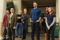 Community – Haben das Greendale-College auf Vordermann gebracht, doch wird ihre Arbeit jetzt zu Nichte gemacht: Chang (Ken Jeong, l.), Dean Pelton (Jim Rash, 2.v.l.), Hickey (Jonathan Banks, 3.v.l.), Britta (Gillian Jacobs, 4.v.l.), Jeff (Joel McHale, 3.v.r.), Shirley (Yvette Nicole Brown, 2.v.r.) und Annie (Alison Brie, r.) denken über das Ende einer Ära nach ...