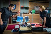 Notruf Hafenkante – Tarik (Serhat Cokgezen) ist von der Unschuld seines Kollegen Mattes überzeugt, während Claudia (Janette Rauch) dessen Unschuld erst einmal beweisen möchte.