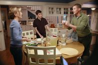 Desperate Housewives – Während sich Gabrielle Sorgen um Carlos macht, der aus der Entzugsklinik verschwunden ist, versuchen Lynette (Felicity Huffman, l.) und Tom (Doug Savant, r.) mit ihren Kindern Parker (Joshua Moore, 2.v.l.) und Penny (Darcy Rose Byrnes, 2.v.r.) ein normales Leben zu führen ...