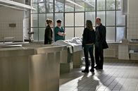 Tatort – Der neue Gerichtsmediziner Jonathan Himpe (Ron Helbig, 2.v.li.) berichtet dem Ermittlerteam von seinen Untersuchungsergebnissen, v.li.n.re.: Leo Winkler (Cornelia Gröschel), Karin Gorniak (Karin Hanczewski) und Peter Michael Schnalben (Martin Brambach)