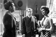 Adel verpflichtet – Der nichtsahnende Henry (Alec Guinness, Mi.) lädt Louis Mazzini (Dennis Price, li.) zu sich nach Hause ein, wo dieser zum ersten Mal seiner Frau, der bezaubernden Edith (Valerie Hobson, re.), begegnet.