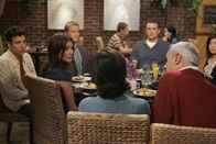 How I Met Your Mother – (v.li.) Josh Radnor (Ted Mosby), Cobie Smulders (Robin Scherbatsky), Neil Patrick Harris (Barney Stinson), Cristine Rose (Mrs. Mosby), Jason Segel (Marshall Eriksen), Michael Gross (Mr. Mosby), Alyson Hannigan (Lily Aldrin).