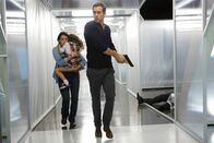 Self/less - Der Fremde in mir – Damian alias Edward (Ryan Reynolds) ist ins geheime Innere von "Phoenix" vorgestoßen, um das Leben von Madeline (Natalie Martinez) und ihrer Tochter Anna (Jaynee-Lynne Kinchen) zu retten.