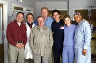 Scrubs - Med School – (v.li.) Stephen Furst (Dr. Franklin), Ken Jenkins (Dr. Kelso), William Daniels (Dr. Douglas), Ed Begley Jr. (Dr. Bailey), Zach Braff (J.D. Dorian), Sarah Chalke (Elliot Reid), Donald Faison (Chris Turk).