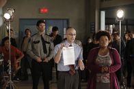 Community – Während Studienleiter Pelton (Jim Rash, vorne l.) mal wieder gegen alles und jeden kämpft, kommt Shirley (Yvette Nicole Brown, vorne r.) auf die Idee, einen religiös motivierten Film zu drehen ...