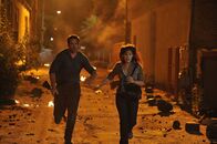 Meteoriten - Apokalypse aus dem All – Die ersten Vorboten des Einschlags sind bereits da. Jack (Billy Campbell) und Imogene (Marla Sokoloff) rennen um ihr Leben..