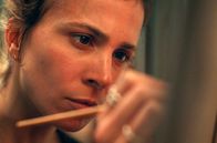 Falling Into Place – Kira (Aylin Tezel) findet Muse und widmet sich wieder ihrer Kunst.