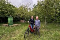Landpartie – Mit dem Fahrrad erkundet Heike Götz Dörfer, Flüsse und Höfe, trifft leidenschaftliche Menschen, die mit Herz und Hand Geschichte bewahren und Zukunft gestalten.