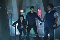 Scorpion – Happy (Jadyn Wong, l.), Walter (Elyes Gabel, M.), Sylvester (Ari Stidham, r.) und der Rest des Teams sollen eine alte Nuklearrakete entschärfen, doch der Auftrag läuft nicht wie gehofft ...