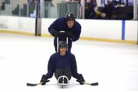 Speechless – JJ (Micah Fowler, l.) würde gerne einem Schlittenhockeyteam beitreten, das nur aus Menschen mit Behinderungen besteht. Jimmy (John Ross Bowie, r.) findet dies jedoch zu gefährlich für seinen Sohn ...