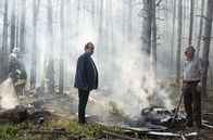 Der Ranger - Paradies Heimat – Dass bei der Explosion genau der Teil des Waldes abgebrannt ist, in dem Nollau (Matthias Brenner) sein neues Baumhotel bauen wollte, könnte nicht nur seine sondern auch Jonas und Rikes Zukunftspläne zerstören. Christoph (re., Jörg Witte) hilft bei der Brandbekämpfung.