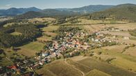 Heimatleuchten – Mahrersdorf - Heimat von Landwirt und Hirte Stefan McAllister-Knöpfer - aus der Luft.