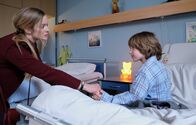 In aller Freundschaft – Dr. Lea Peters hat mit Mattis Pauli (Cai Cohrs) umfängliche Röntgenuntersuchungen durchgeführt, um alte Verletzungen des Jungen abzuklären. Lea hat den Verdacht, dass Mattis von seinem Vater misshandelt wird. Als die Ärztin mit dem Vater die Ergebnisse, die dies bestätigen, bespricht, holt Mattis Mutter Frederike (Anne Kanis) den Jungen aus dem Krankenzimmer.
