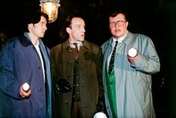 Kommissar Rex – Kommissar Richie Moser (Tobias Moretti, li.) und Kriminalassistent Ernst Stockinger (Karl Markovics, mi.) mit dem Magistratsbeamten Heinz Krejci (Reinhard Reiner, re.) am Tatort im Kanal.