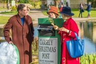 Agatha Raisin – Agatha (Ashley Jensen, r.) und Roy (Mathew Horne, l.) treffen unter unerwarteten Umständen auf Mrs. Boogle (Marcia Warren, M.). Die Begegnung stellt sich jedoch als glücklicher Zufall heraus, denn Mrs. Boogle bringt Agatha auf eine heiße Spur.