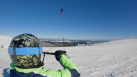 pur+ – Emilio will snowkiten lernen. Dafür muss er erst einmal lernen und üben, wie man einen Kite fliegen lässt und lenken kann. Das ist nämlich eine Herausforderung für sich.
