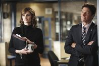 Castle – Beckett (Stana Katic, l.) ruft den Raubexperten Detective Demming (Michael Trucco, r.) um Hilfe, zum Ärger von Castle der überzeugt ist dass der Mord im Zentrum des Falles steht ...