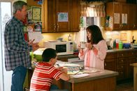 The Middle – (v.l.n.r.) Mike (Neil Flynn); Brick (Atticus Shaffer) Frankie (Patricia Heaton)