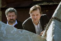 Huck – Huck (Patrick von Blume, r.) und Cem (Aykut Kayacik, l.) beobachten den Polizeieinsatz gegen die Drogendealer.
