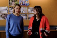 SOKO Potsdam – Die Kommissarinnen Tamara Meurer (Anja Pahl, l.) und Luna Kunath (Caroline Erikson, r.) besprechen sich zum Fall. Wer hat welches Motiv, die Gesundheitsberaterin umgebracht zu haben?