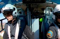 Die Unfallklinik – Pilot Norbert Spohn von der Heli-Crew fliegt den verletzten Raphael in die Klinik.