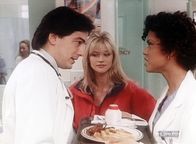 Diagnose: Mord – Electra (Janet Gunn, M.) flirtet mit Jack (Scott Baio, l.), doch Amanda (Victoria Rowell, r.) kommt dazwischen und stört.