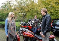 Rote Rosen – ARD ROTE ROSEN FOLGE 1187 Uhr im ERSTEN. Britta (Jelena Mitschke, l.) ist fassungslos, als Ben (Hakim Michael Mezziani, r.) sich spontan entschließt, mit Lars (Peter Foyse, M.) nach Griechenland abzuhauen.