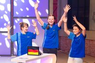 1, 2 oder 3 – Das blaue Team aus Schkeuditz in Deutschland kann es kaum erwarten endlich loszuraten.