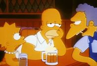 Die Simpsons – Gastwirt Moe (re.) kann nicht verstehen, weshalb Homer (Mi.) so früh vor der Sperrstunde schon durchhängt. Lisa erklärt es ihm ...
