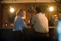 The Mallorca Files – Miranda (Elen Rhys) sitzt mit Manu Alzamora (Pablo Scola) in einer Bar, um über den Mordfall in einer Stierkampfarena zu sprechen.