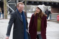 Es ist kompliziert..! – Das erste Treffen beginnt mit einem Spaziergang am Südufer der Themse: Nancy (Lake Bell) und Jack (Simon Pegg).