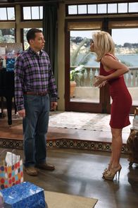 Two and a Half Men – Charlies alte Flamme Courtney (Jenny McCarthy, r.) ist wieder da. Sie hatte ihn vor Jahren betrogen und finanziell ausgenommen. Alan (Jon Cryer, l.) versteht nicht, wie Charlie so blind sein kann und nicht merkt, dass Courtney wieder nur sein Geld will ...