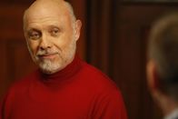 Monk – Für seinen Dauerpatienten muss Dr. Neven Bell (Hector Elizondo) etwas tiefer in die Trickkiste greifen, denn eigentlich stehen Monk nur 2000 Sitzungen zu und dieses Kontingent soll bald erschöpft sein ...