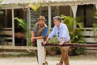 Deadly Tropics – Alexis (Stéphane Blancafort, r.) und Sacha Laurent (Nicky Marbot, l.) stehen am Reitplatz und führen eine geschäftliche Unterhaltung, als sie unerwartet von einer unbekannten Frau gestört werden.