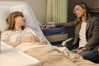 Atlanta Medical – Jessie Nevin (Julianna Guill, l.); Nicolette Nevin (Emily VanCamp, r.)