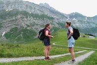 Einstein – Moderatorin Kathrin Hönegger (r.) im Gespräch mit Geologin Livia Manser (l.) im Alpsteingebiet/Säntis/Schwägalp