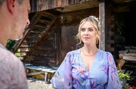 Sturm der Liebe – Greta (Laura Osswald, r.) ist sehr berührt von Miros (Pablo Sprungala, l.) offenen Worten.