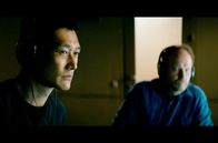 Die Spur des Geldes – Alf (Thomas Hwan, li.) und Bjørn (Carsten Kressner, re.) hören Nickys Wohnung ab, der aber stets vorausdenkt und auf jede Eventualität vorbereitet ist.