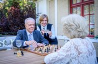 Sturm der Liebe – Werner (Dirk Galuba, l. mit Isabell Stern, 2.v.l.) setzt es zu, als ihn Wilma (Birgit Koch, r.) tatsächlich im Schach besiegt.