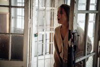 Hamilton – Lykke (Felice Jankell) ist in tödlicher Gefahr. Sie hat eine giftige Substanz verabreicht bekommen.