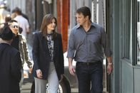 Castle – Castles (Nathan Fillion, r.) Tochter will unbedingt einen Motorroller haben. Im Gespräch mit Beckett (Stana Katic, l.) erfährt er, dass sie selbst eine Harley hatte, was ihn sehr überrascht.