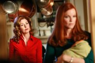 Desperate Housewives – Katherine (Dana Delany, l.) teilt Bree (Marcia Cross, r.) mit, was Sylvia ihr erzählt hat ...
