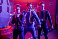 Max Cloud – (v.l.n.r.) Jake (Elliot James Langridge); Max Cloud (Scott Adkins); Rexy (Sally Collett)