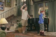 Two and a Half Men – Jake (Angus T. Jones, r.) gibt Charlie (Charlie Sheen, l.) Unterricht in Ballett ...
