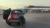 All In – Leerer Tank: Jamu (Daniel Popat, re.) und Uwe (Heiko Pinkowski) müssen anschieben.
