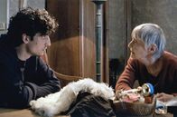 Der große Wagen – Louis (Louis Garrel) stellt fest, dass seine Großmutter Gabrielle (Francine Bergé) langsam den Verstand verliert.