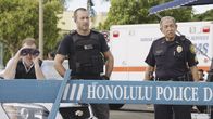 Hawaii Five-0 – Aus der Ferne beobachten Steve McGarrett (Alex O'Loughlin, l.) und Danny Williams (Scott Caan, r.) das Geschehen rund um einen suicidgefährdeten Mörder ...