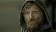Zukunftsvisionen: The Road – Der Mann (Viggo Mortensen) weiß, dass er nicht immer für seinen jungen Sohn da sein kann, doch er versucht alles, um solange es geht für ihr Überleben zu sorgen und ihn vor dem Schlimmsten zu bewahren.