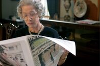 The Queen – Queen Elizabeth II. (Helen Mirren) liest die Schlagzeilen zum Tod von Lady Diana.