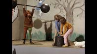 Astrid Lindgren:: Pippi Langstrumpf – Was der "starke August" kann, das kann Pippi Langstrumpf (Inger Nilsson, l.) schon lange. Sie hebt seine Gewichte, als wären sie aus Pappe.